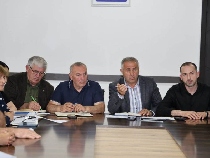 მუნიციპალიტეტში მიმდინარე ინფრასტრუქტურულ პროექტებთან დაკავშირებით სამუშაო შეხვედრა...